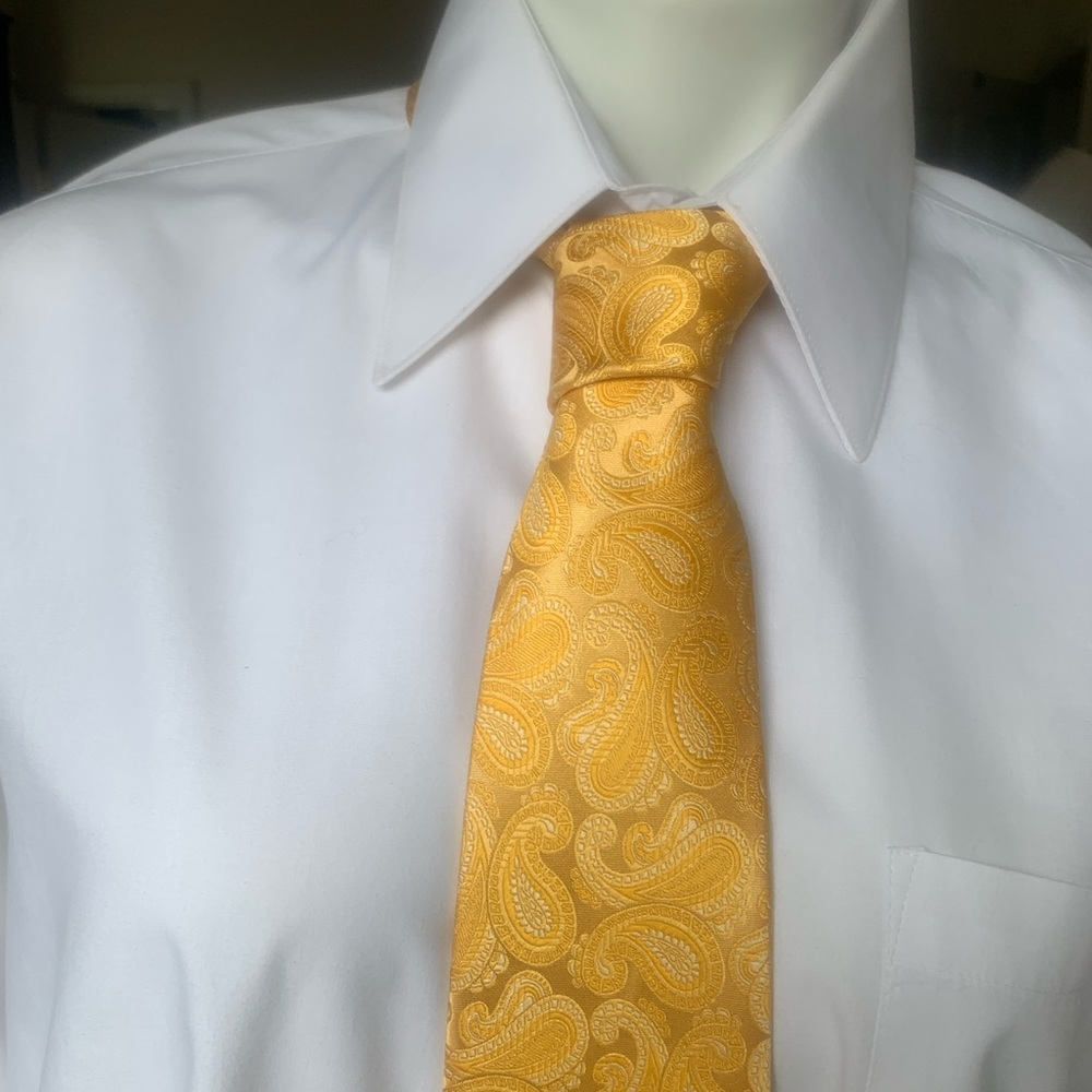 Like New Countess Mara Tie